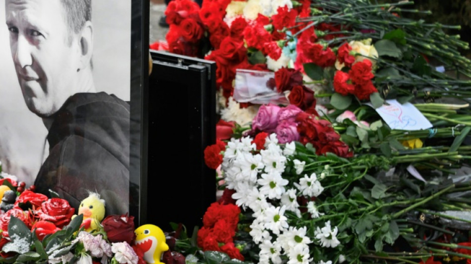 A Moscou, des Russes surmontent la peur et rendent hommage &agrave; Navalny