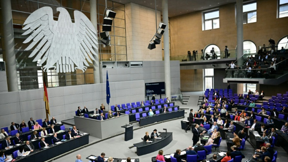 Bundestag berät über "Modernisierungsagenda" der Regierung und Klimawandel