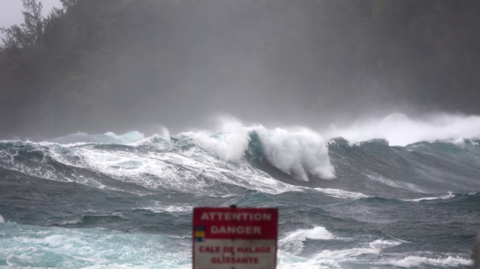 Le cyclone Batsirai longe l'&icirc;le de la R&eacute;union en alerte rouge, d&eacute;j&agrave; 12 bless&eacute;s