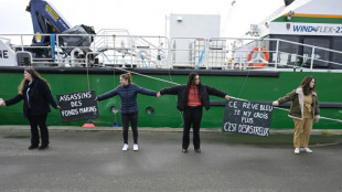 A Saint-Malo, p&ecirc;cheurs et &eacute;cologistes se mobilisent contre un chalutier "monstrueux"