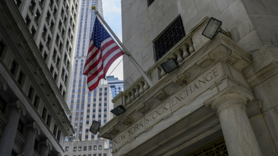 Wall Street ouvre en baisse, &eacute;chaud&eacute;e par la d&eacute;c&eacute;l&eacute;ration de la consommation