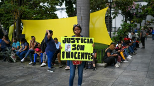 "Fueron enga&ntilde;ados", protestan familiares de venezolanos deportados a El Salvador 