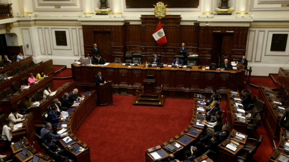 Piden una sanci&oacute;n para la congresista de Per&uacute; a quien cortaban las u&ntilde;as en el Parlamento