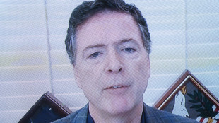 L'ex direttore dell'Fbi James Comey si &egrave; costituito in Virginia