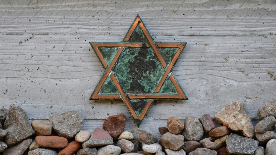 Zahlreiche Gedenkkr&auml;nze an Mahnmal f&uuml;r zerst&ouml;rte Synagoge in Magdeburg zerst&ouml;rt