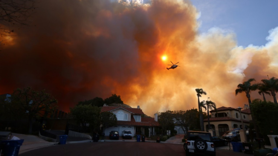 Incendio forestal desata p&aacute;nico y evacuaciones en un suburbio de Los &Aacute;ngeles