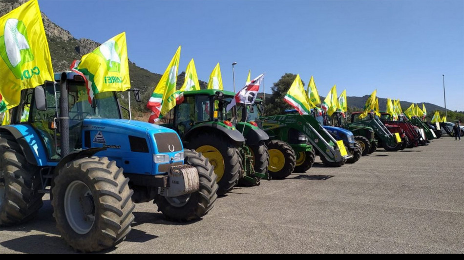 Trattori in marcia in Sardegna per l'emergenza siccit&agrave;